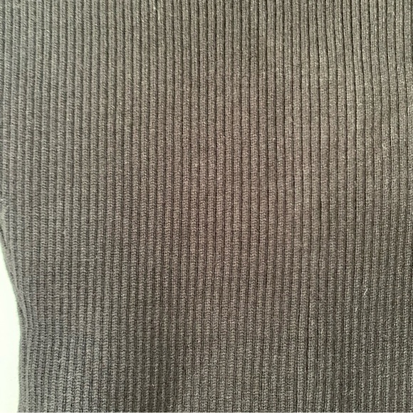 Alloy Apparel black‎ ribbed cap sleeve bodysuit with gold snap up bust. Size L - Picture 7 of 13